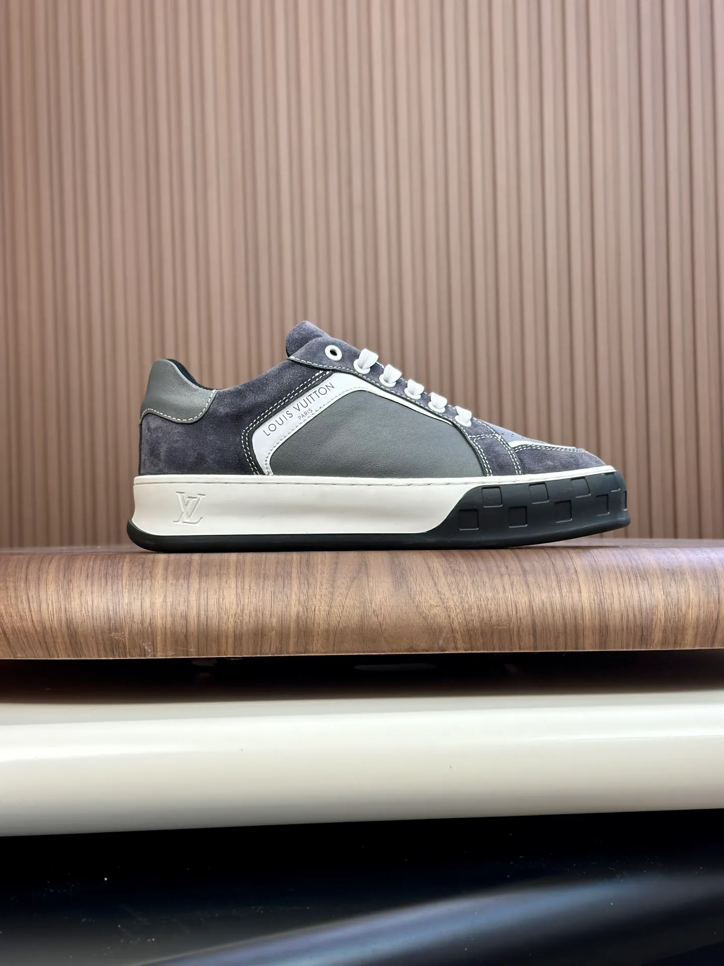 Men's shoes💰740 Lv 🔍Top purchasing agent🇮🇹 Louis Vuitton, the sports sneaker counter is synchronized, the uppers are imported from Italy, high-quality splicing colorful and complex crafts, the imported mesh padding is soft and comfortable, soles: original soles specially provided by the original factory, T men's men's shoes 💰U exclusive movable molded soles are super comfortable, original factory and single goods, 🔍🔍high quality, you can enter and leave the counter at will, welcome to compare, code number 38-44 (customized 45)